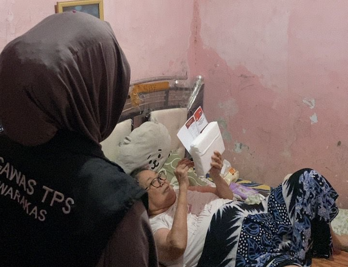 Petugas TPS ke rumah warga