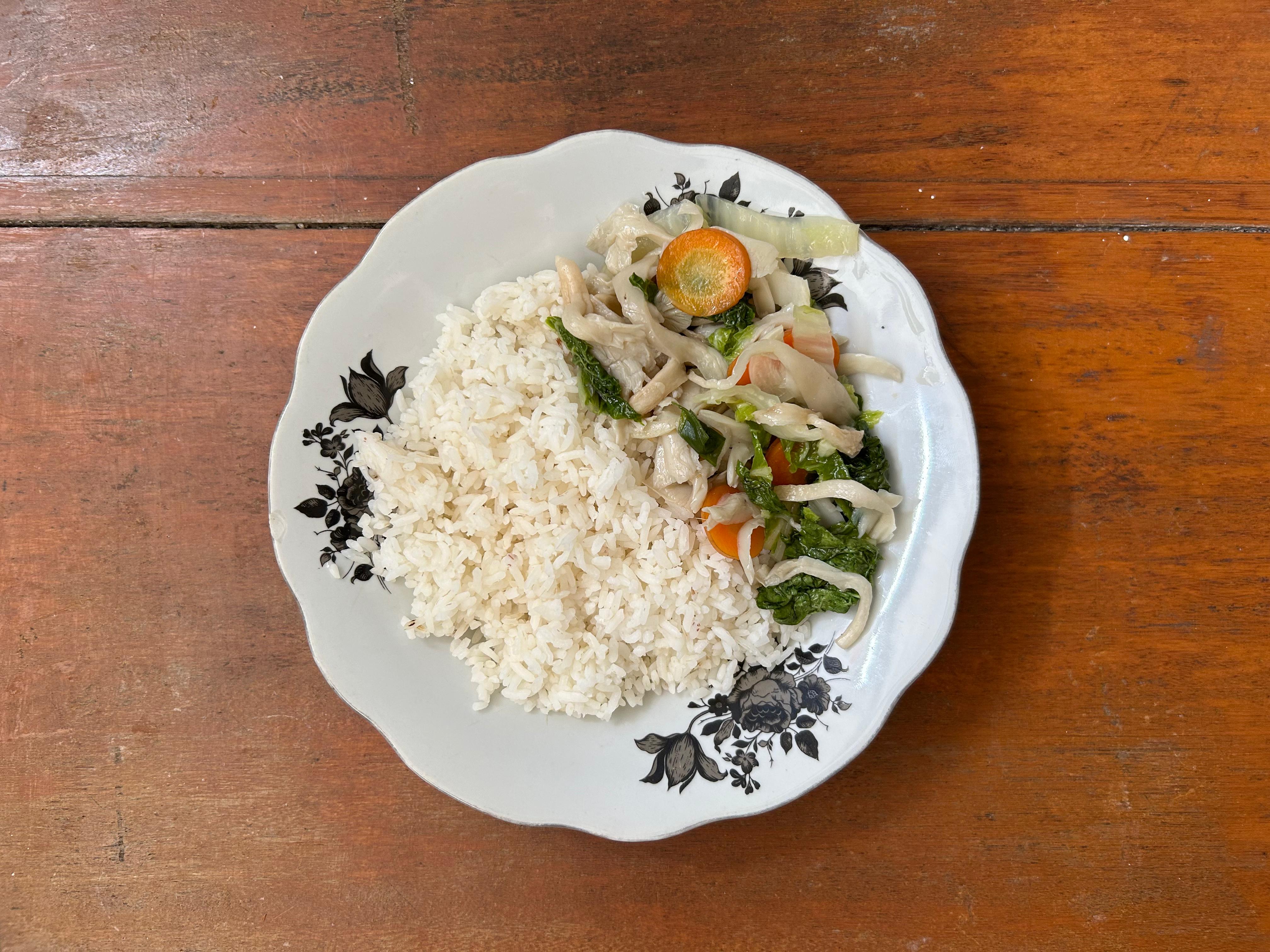 Makanan warteg seharga Rp 10 ribu per porsi