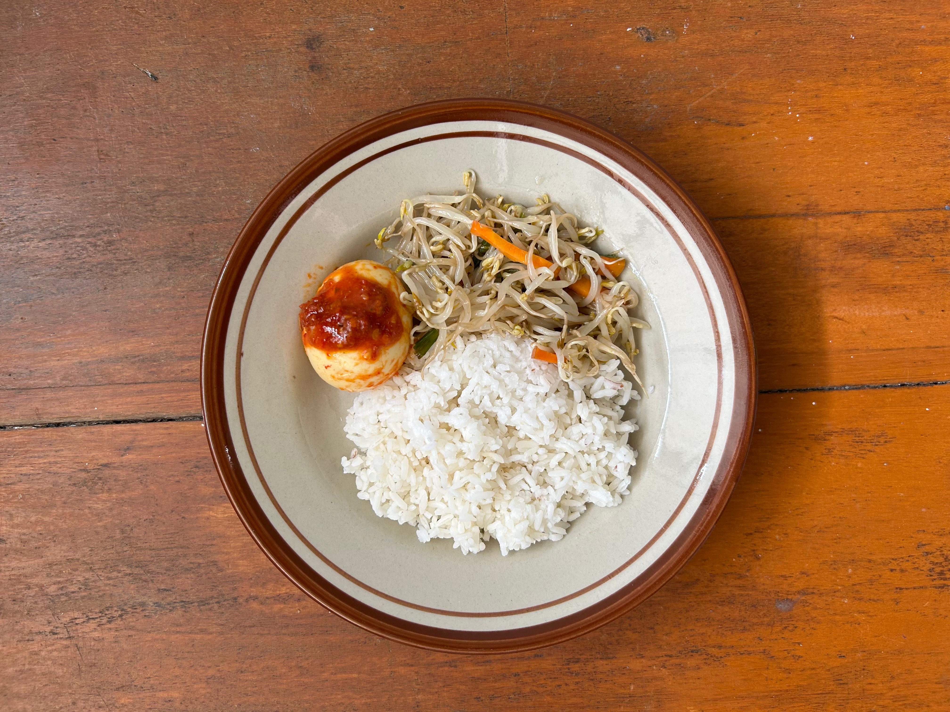 Makanan warteg seharga Rp 10 ribu per porsi