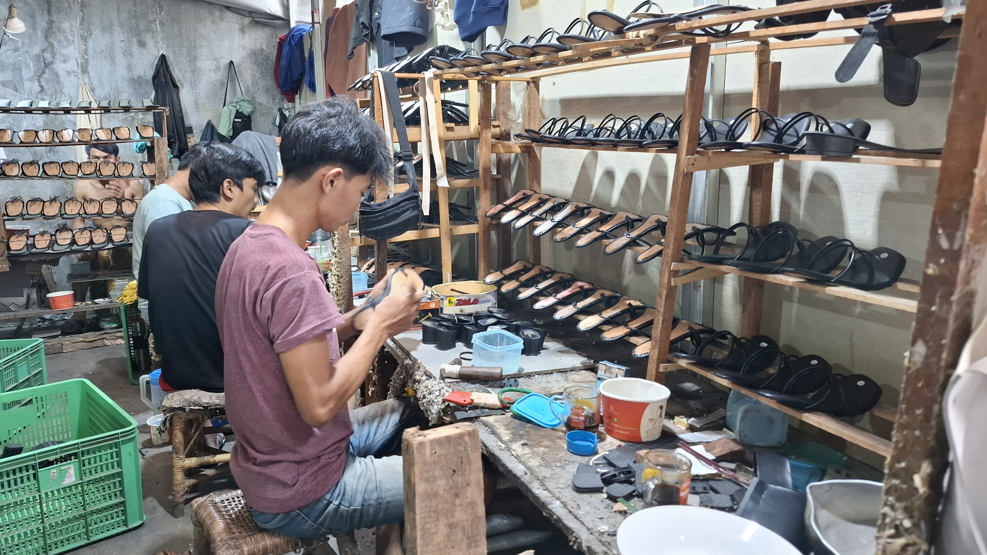 Produksi sandal Karlyn asal Bogor, Jawa Barat