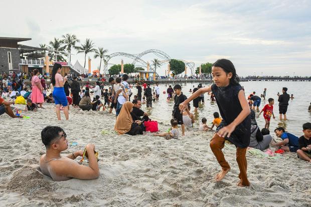 Liburan Lebaran 2025 di Pantai Ancol
