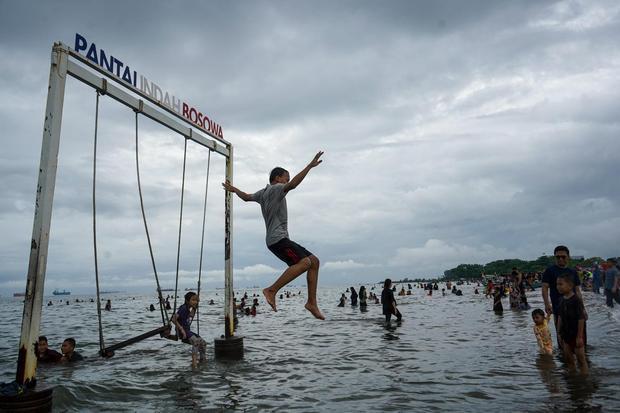 Wisata pantai saat libur Lebaran di Makassar