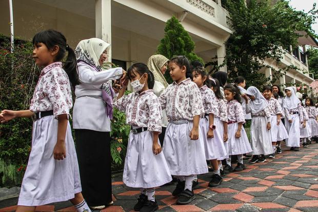Halal bihalal pada hari pertama sekolah
