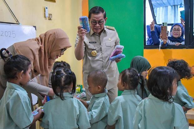 Gubernur DKI Jakarta Pramono Anung tinjau Taman Anak Sejahtera di Jakarta Utara