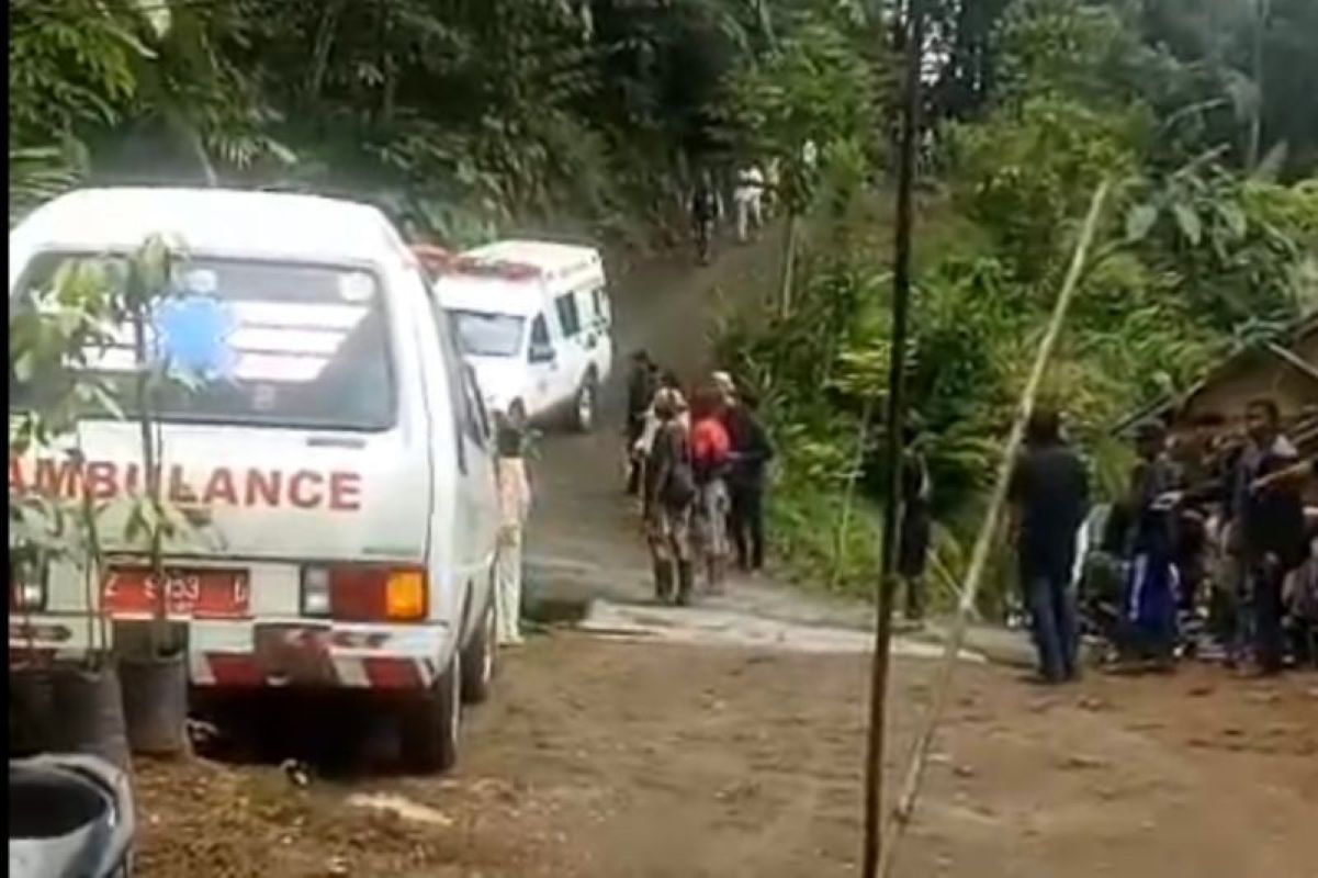 Situasi evakuasi korban ledakan di Garut, Senin (12/5)