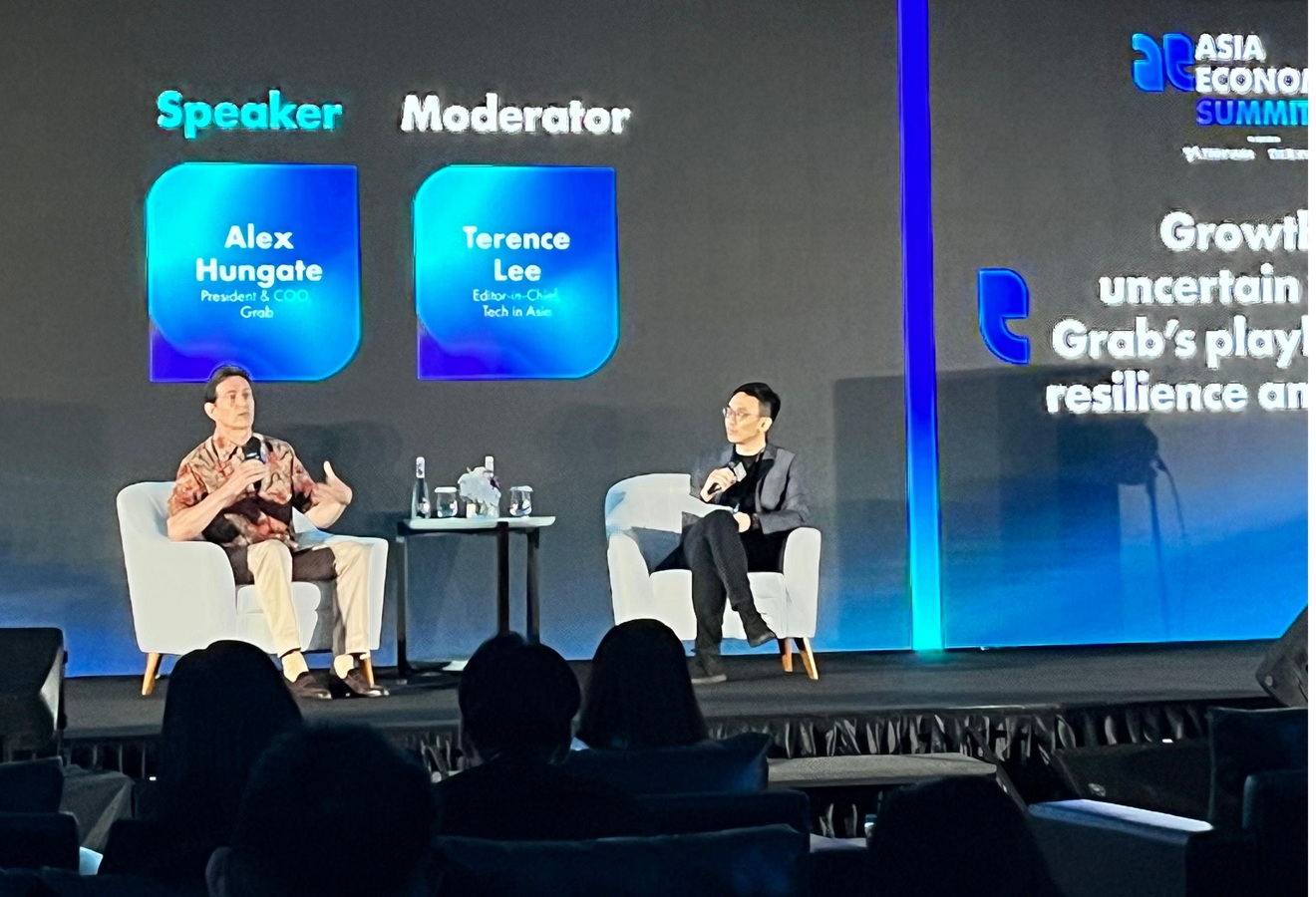 Presiden sekaligus COO Grab Alex Hungate (kiri) dalam acara Tech In Asia: Asia Economic Summit 2025 pada sesi bertajuk ‘Growth in uncertain times: Gr