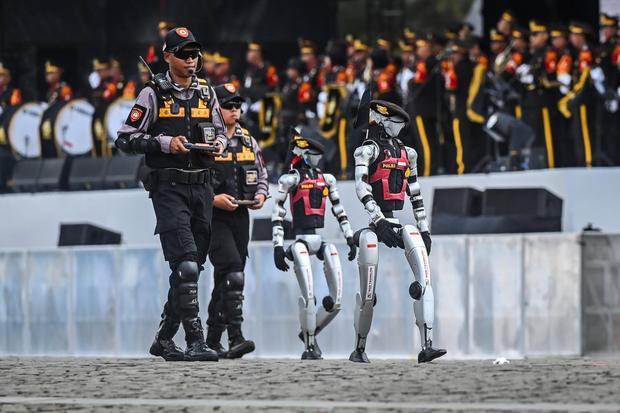 Defile pasukan polisi pada upacara HUT ke-79 Bhayangkara