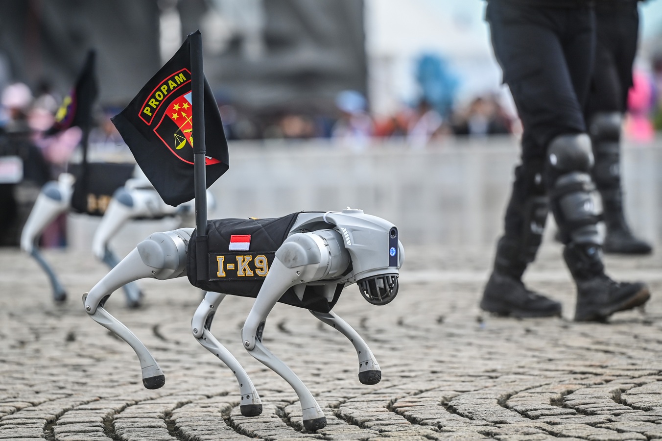 Robot K9 melakukan defile saat upacara HUT ke-79 Bhayangkara di kawasan Monumen Nasional (Monas), Jakarta, Selasa (1/7/2025).