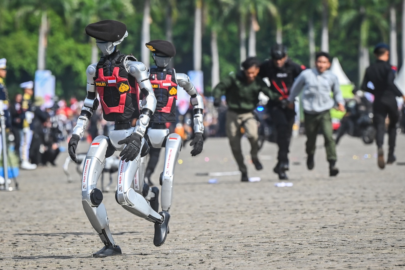 Robot polisi melakukan atraksi saat upacara HUT ke-79 Bhayangkara di kawasan Monumen Nasional (Monas), Jakarta, Selasa (1/7/2025)