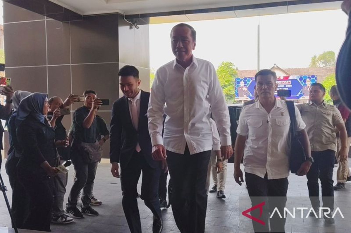 Presiden ke-7 Joko Widodo saat menjalani pemeriksaan di Mapolresta Surakarta, Jawa Tengah, Rabu (23/7).