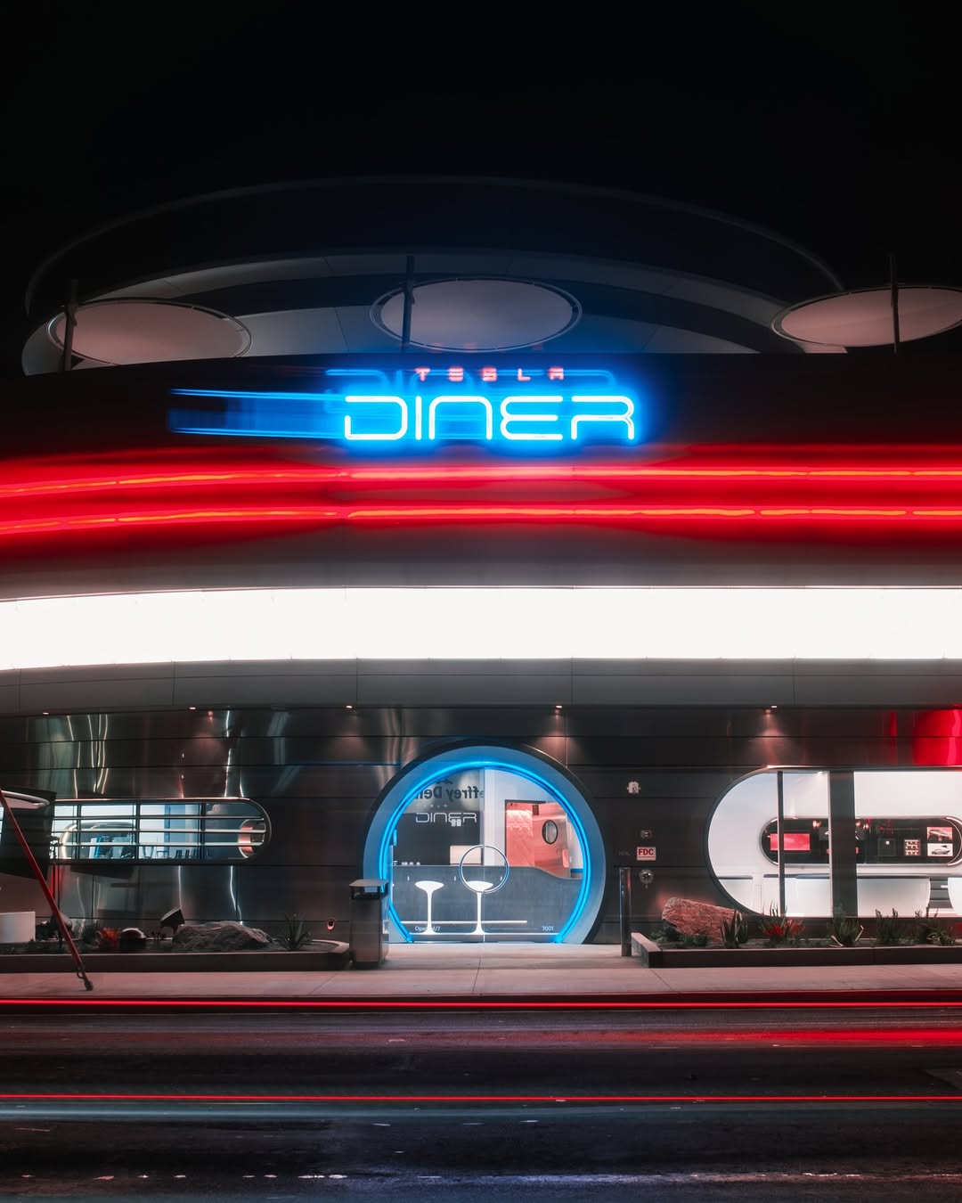 Tesla membuka restoran ‘Tesla Diner & Drive-In’ di Hollywood. Restoran bergaya futuristik ini mengerahkan berbagai teknologi, termasuk robot Optimus u
