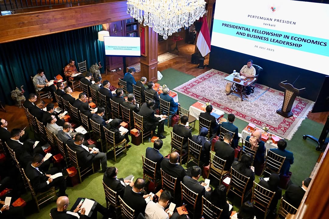 Presiden Prabowo Subianto saat bertemu profesional muda di Hambalang, Jawa Barat, Sabtu (27/7). Foto: Instagram/Sekretariat Kabinet