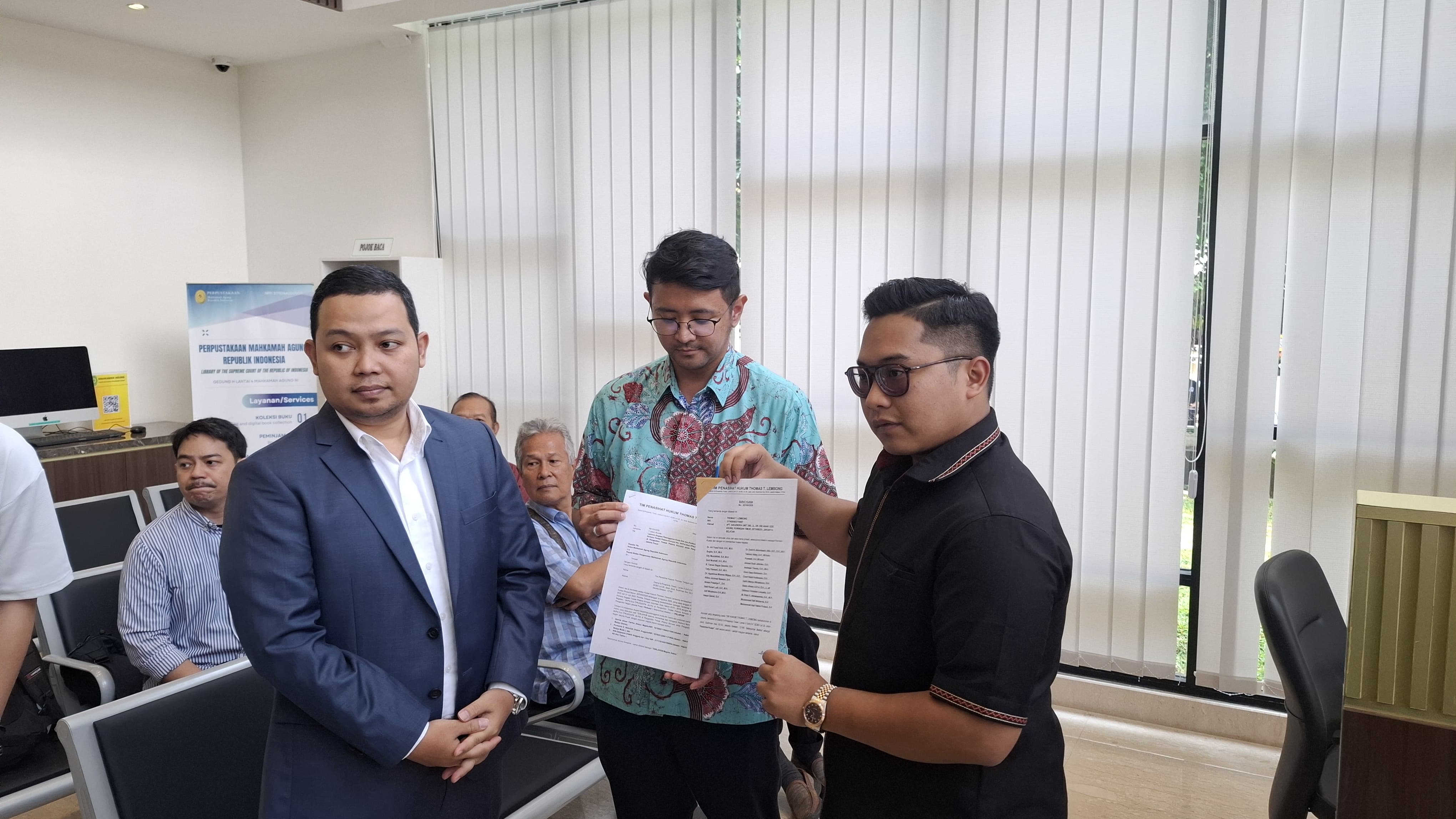 Pengacara Tom Lembong melaporkan hakim Pengadilan Tipikor ke Mahkamah Agung, Senin (4/8). 