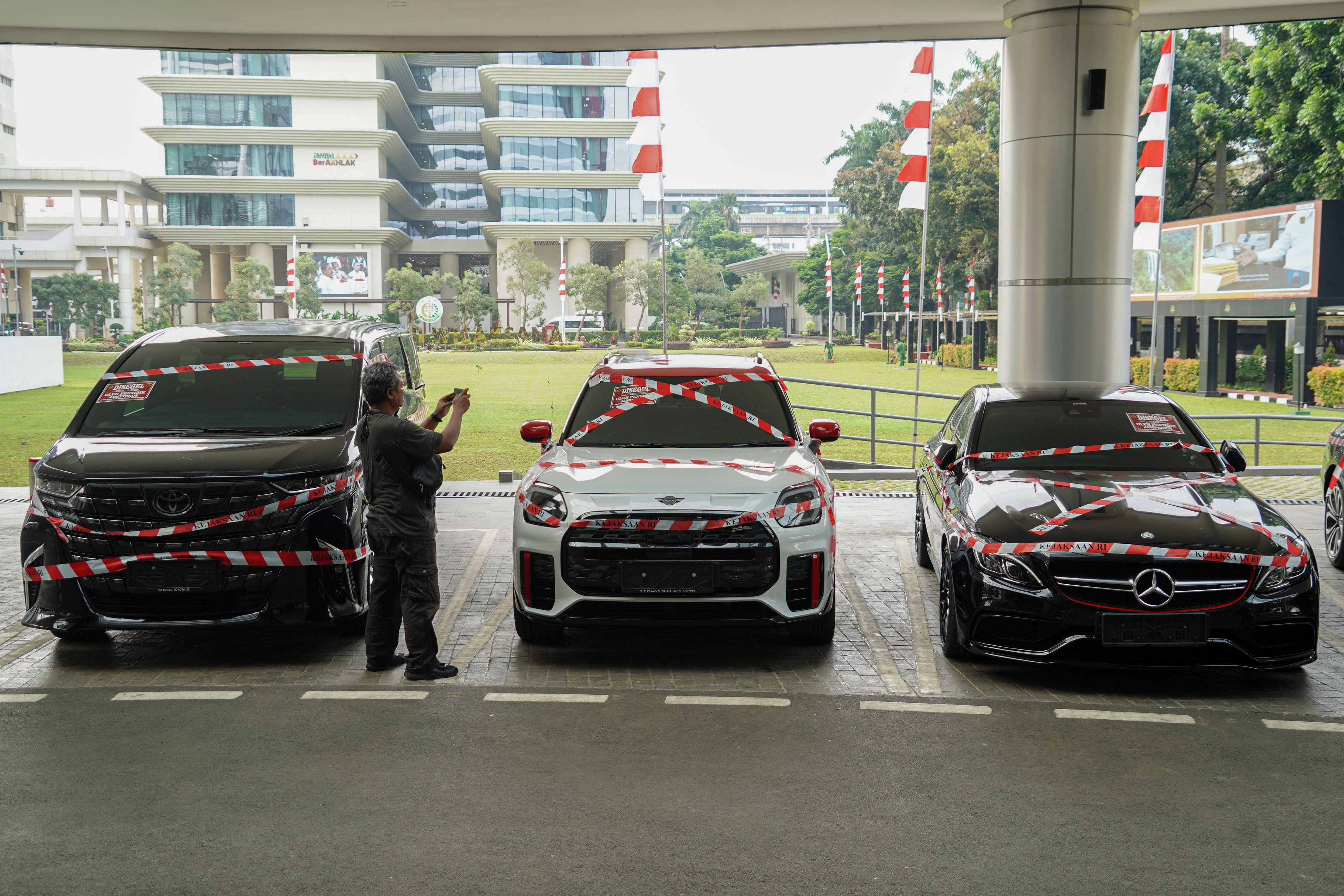 Kejaksaan Agung Sita Lima Unit Mobil Terkait Kasus Riza Chalid (Foto: Katadata/Fauza Syahputra)