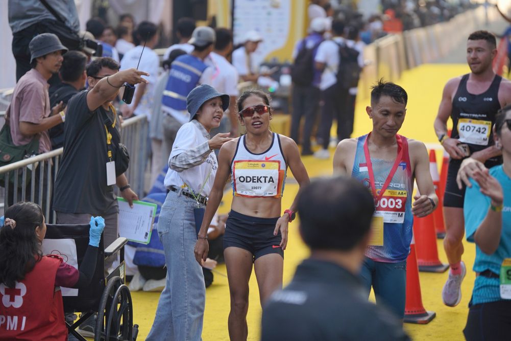 Pelari nasional Odekta Naibaho mencapai garis finish dengan catatan waktu 2 jam 47 menit 28 detik pada ajang Maybank Marathon 2025, di Bali.