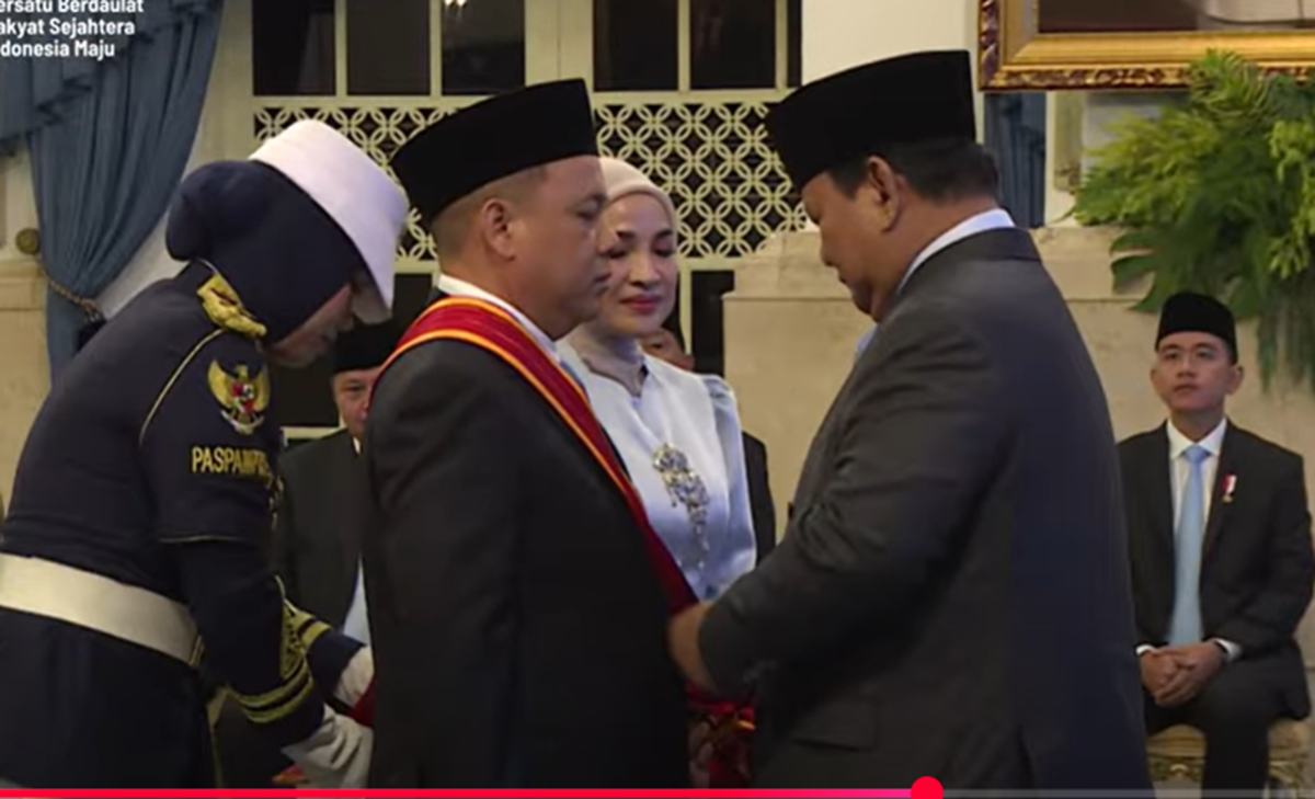 Presiden Prabowo Subianto memberikan tanda kehormatan kepada pengusaha Andi Syamsuddin Arsyad atau Haji Isam.