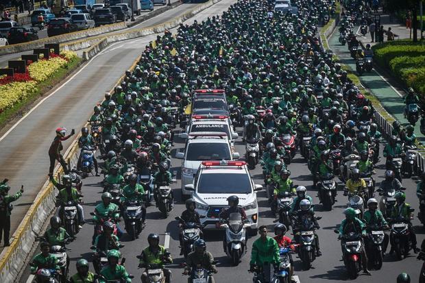 Mengantar jenazah Affan Kurniawan