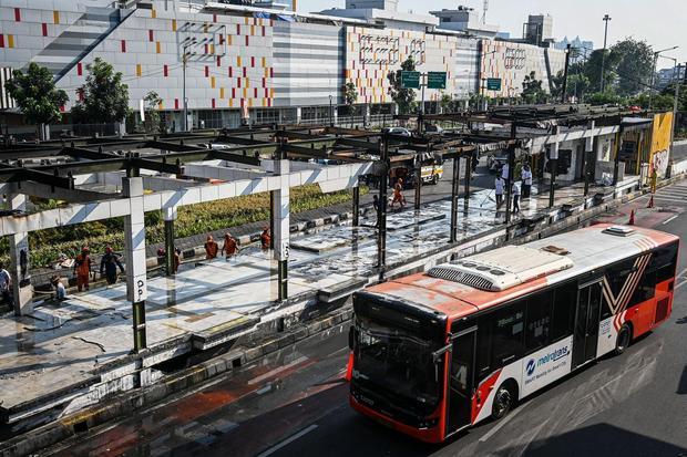 Kerja bakti membersihkan fasilitas umum di Jakarta