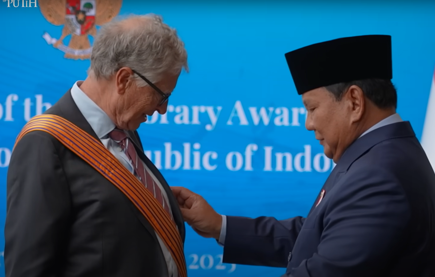 Prabowo menganugerahi Bintang Jasa Utama kepada Bill Gates dalam pertemuan di Hotel Millennium Hilton New York One UN Plaza pada Selasa (23/9) waktu A