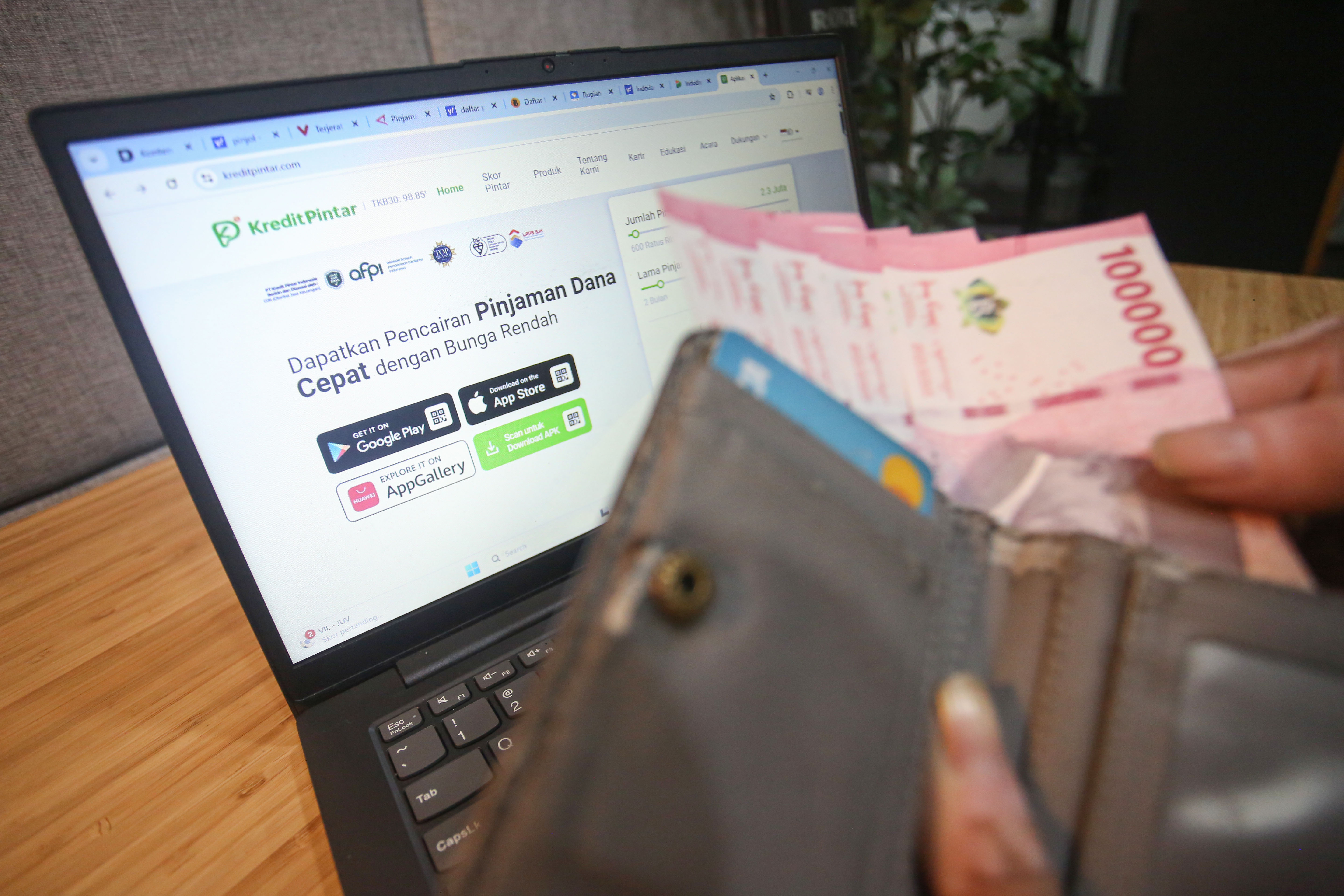 Ilustrasi pinjaman online (pinjol) (Foto: Katadata/Fauza)
