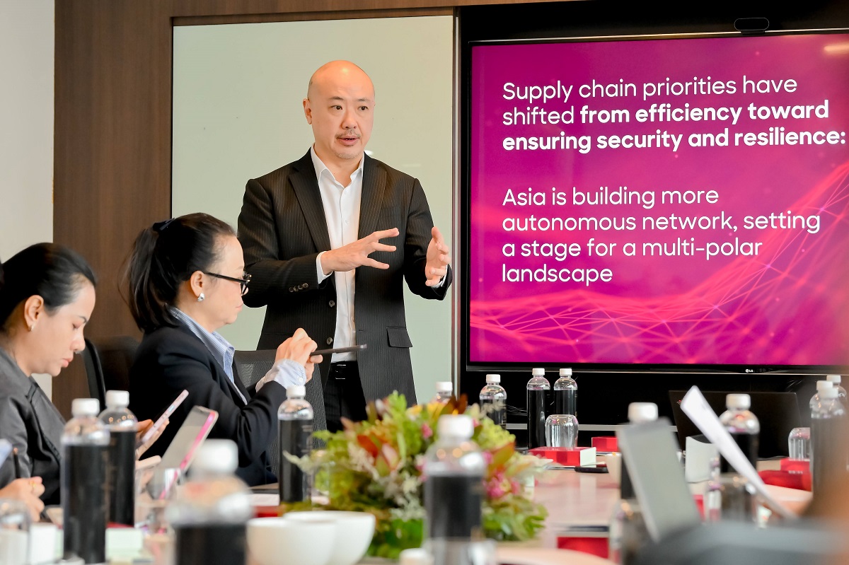 Managing Partner Roland Berger Southeast Asia, John Low dalam diskusi di Kuala Lumpur, Malaysia, Kamis (25/9). 