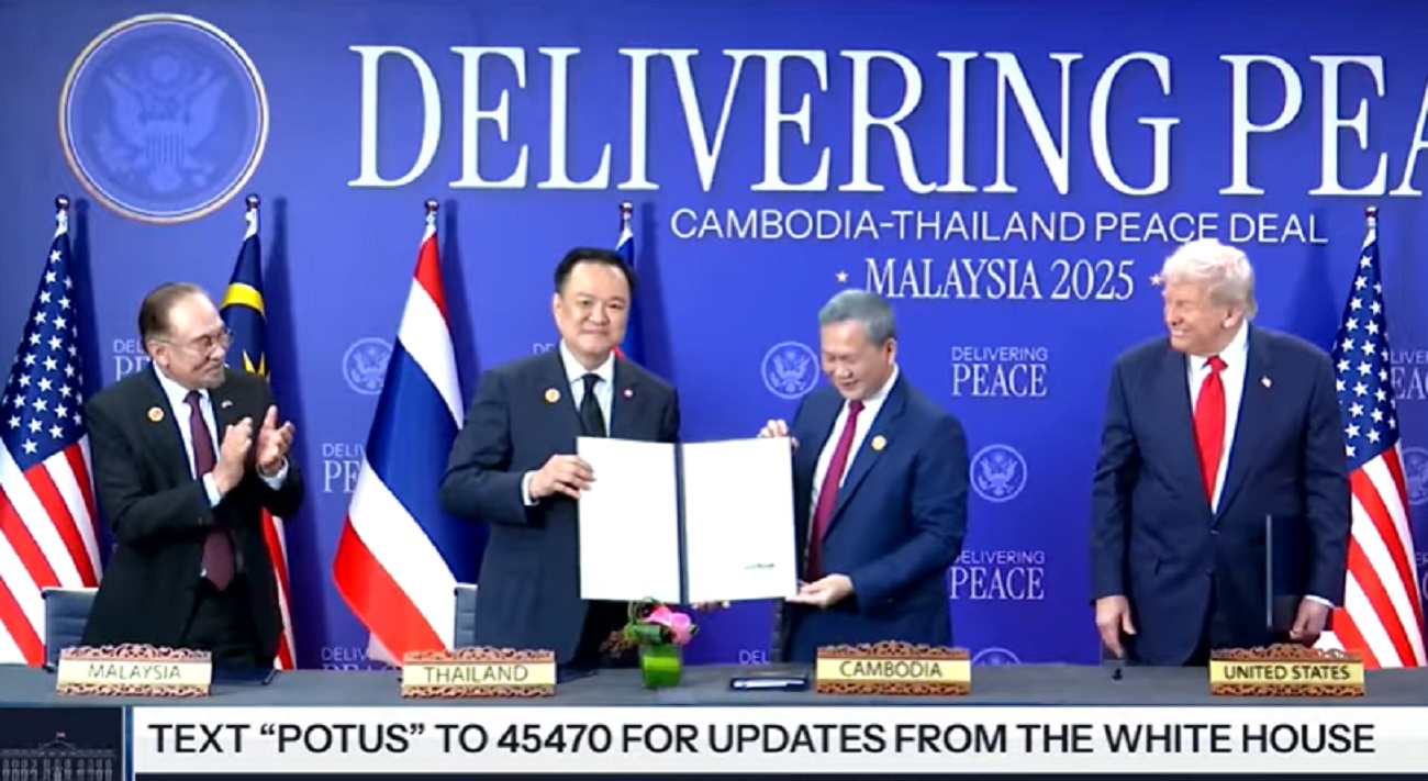 Presiden Amerika Serikat Donald Trump menyaksikan penandatanganan perjanjian damai antara Thailand dan Kamboja di Kuala Lumpur, Malaysia, Minggu (26/1