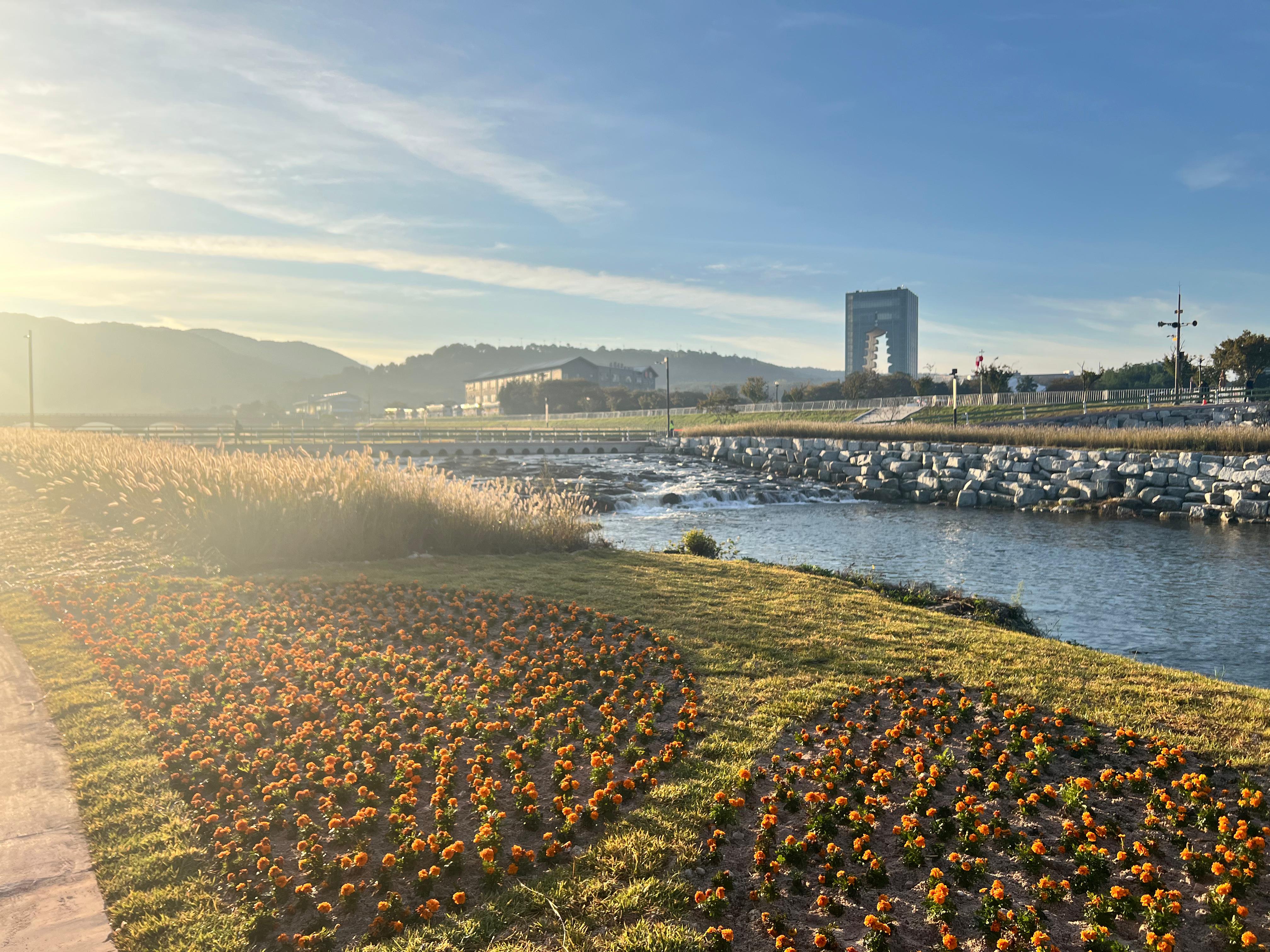 Suasana di depan media center di kawasan Hwabek Internasional Convention Center, KTT APEC 2025, Gyeongju, Korsel, Kamis (30/10).