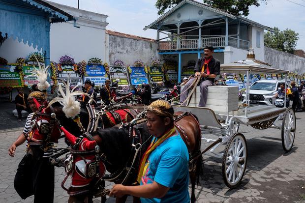 Persiapan pemakaman Raja Solo
