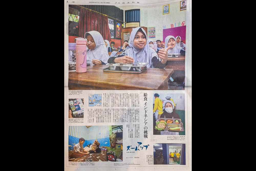 Halaman koran Yomiuri Shimbun yang menampilkan liputan tentang Program Makan Bergizi Gratis (MBG) Indonesia.