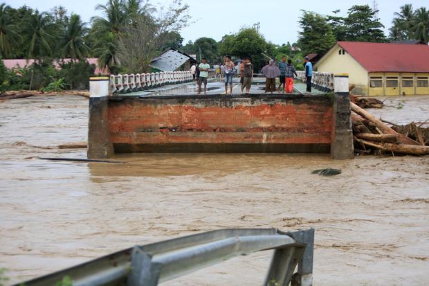 Banjir bandang rusak jembatan lintas nasional di Pidie Jaya
