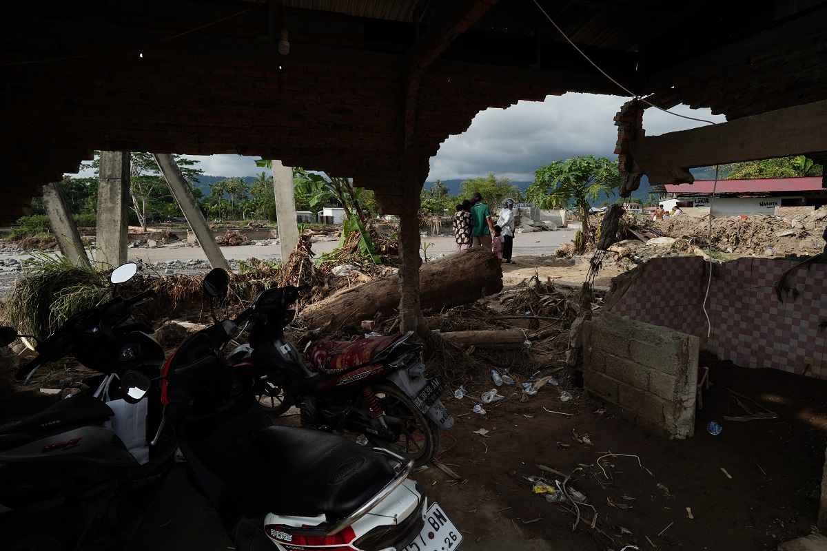 Bangunan terdampak banjir di Kecamatan Koto Tangah, Kota Padang, Sumatra Barat, Jumat (5/12).