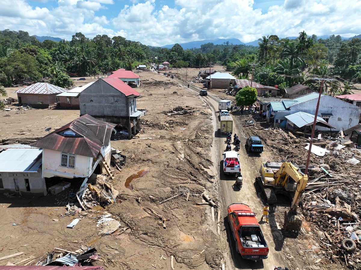 Situasi pencarian korban banjir bandang di Palembayan, Kabupaten Agam, Sumatra Barat, Sabtu (6/12). 