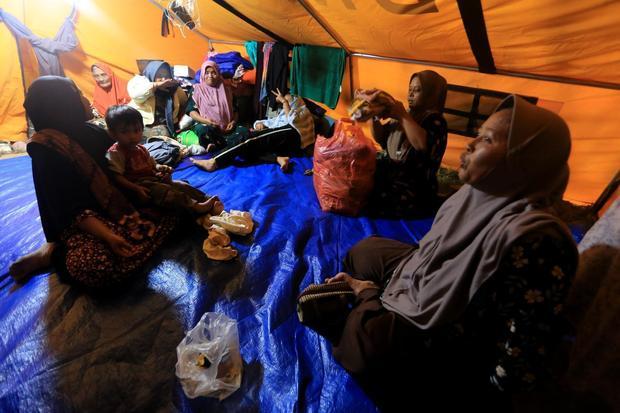 Warga korban banjir di tenda pengungsian