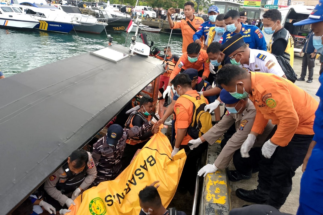 Petugas SAR gabungan mengevakuasi kantong berisi jenazah korban kapal tenggelam di Labuan Bajo, Manggarai Barat, Nusa Tenggara Timur (NTT), Senin (29/