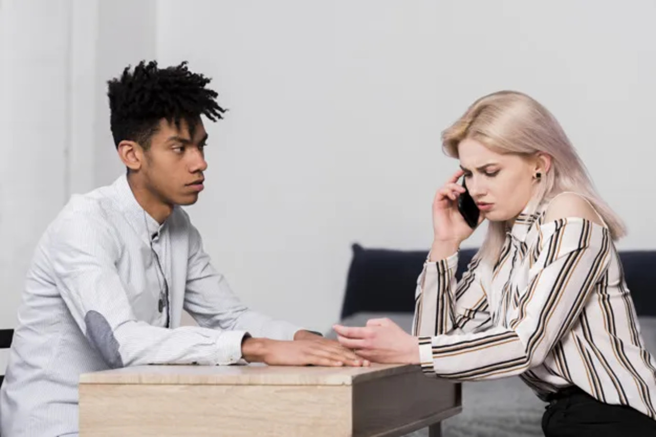 Kata-kata Sindiran buat Pacar yang Sibuk