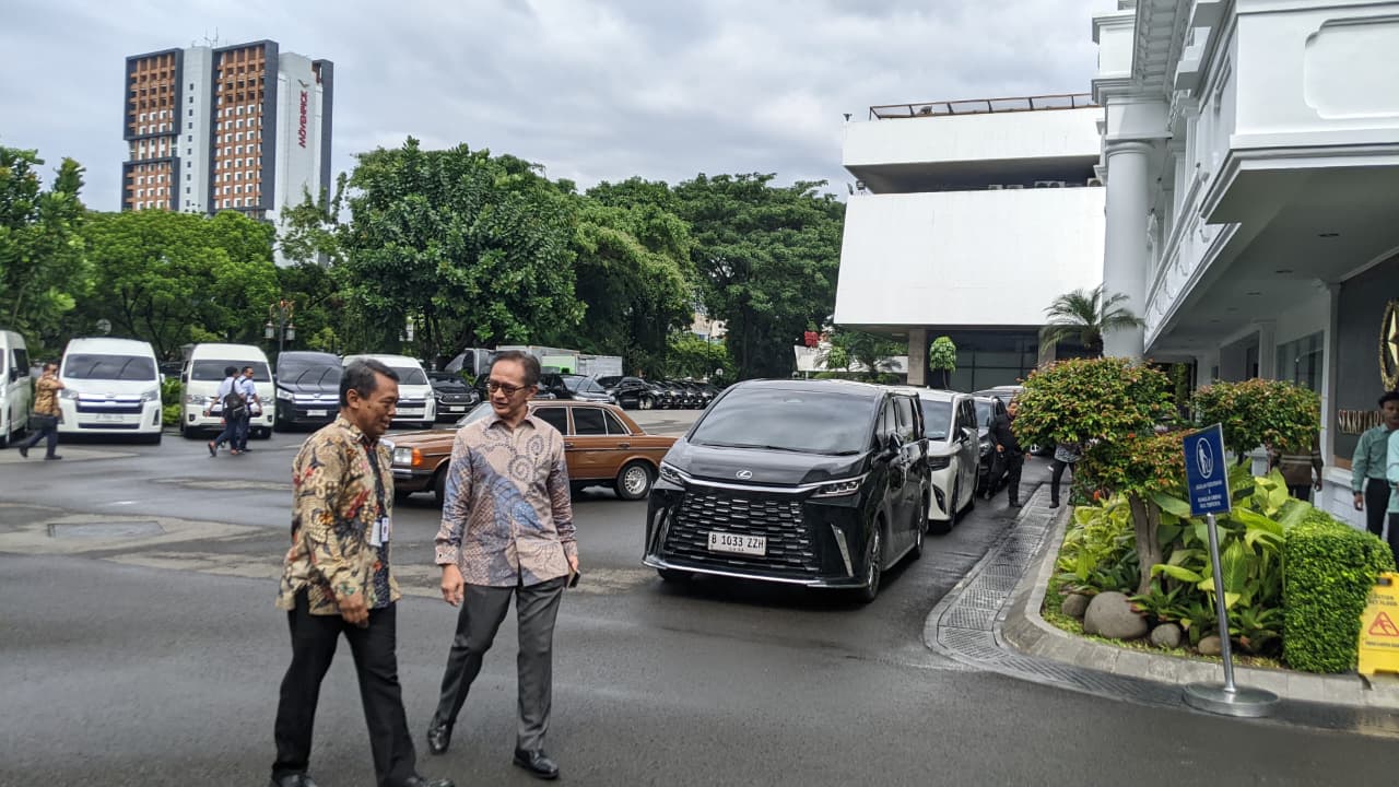 Menteri Luar Negeri 2009-2014 Marty Natalegawa (kanan) di Istana Kepresidenan, Jakarta, Rabu (4/2).