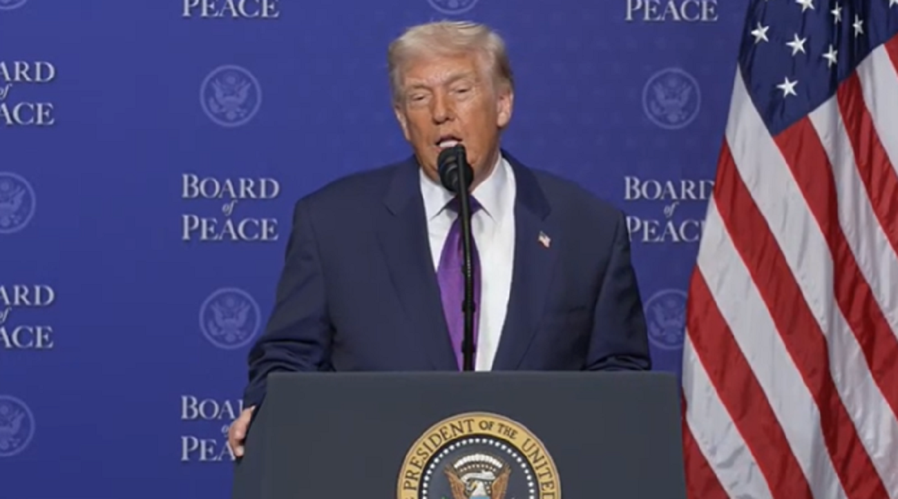 Presiden Amerika Serikat Donald Trump saat berpidato di pertemuan Dewan Perdamaian di Washington DC, Kamis (19/2).