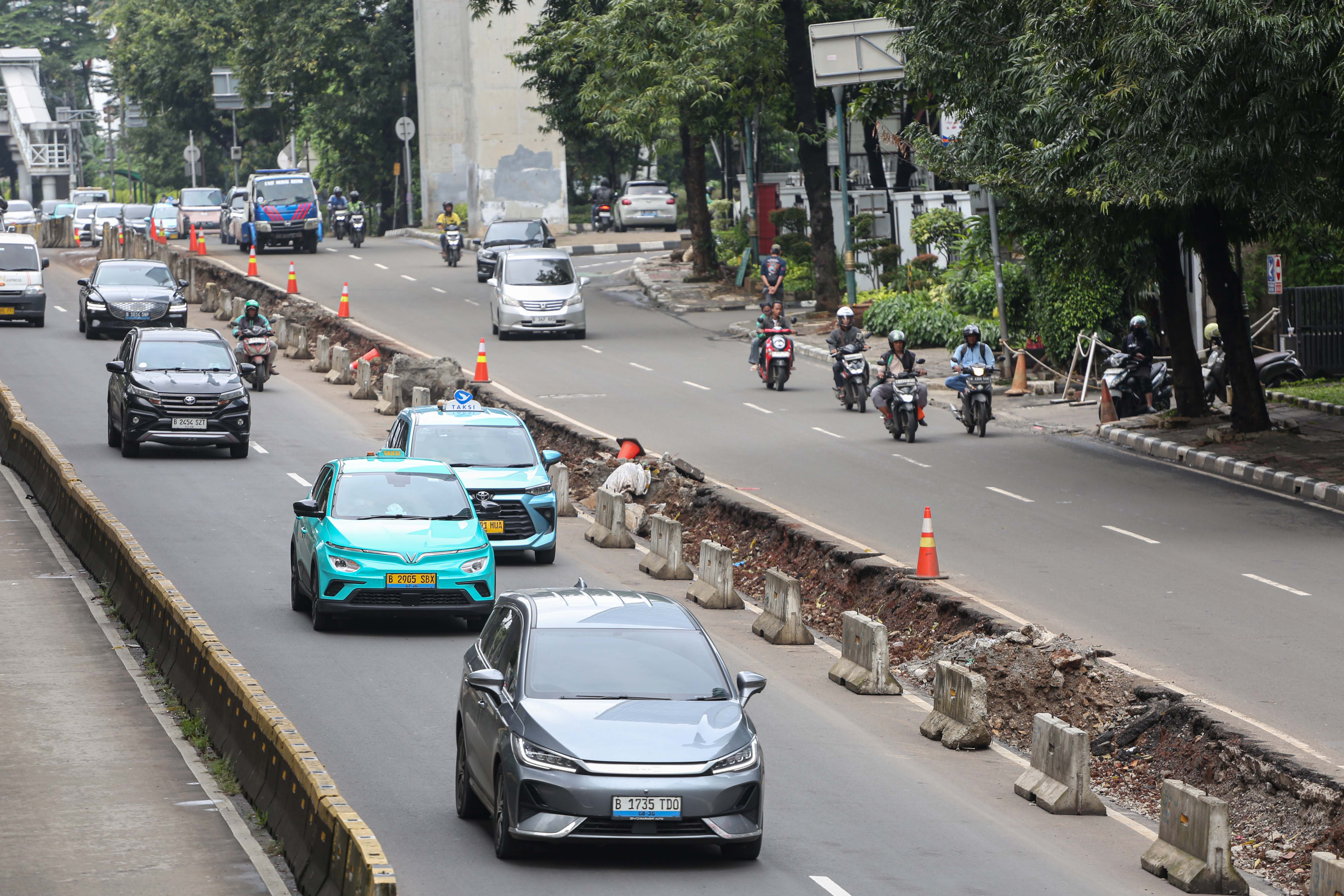 Penampakan Jalan Rasuna Said Kuningan Usai Tiang Monorel Dibongkar (Foto: Katadata/Fauza Syahputra)