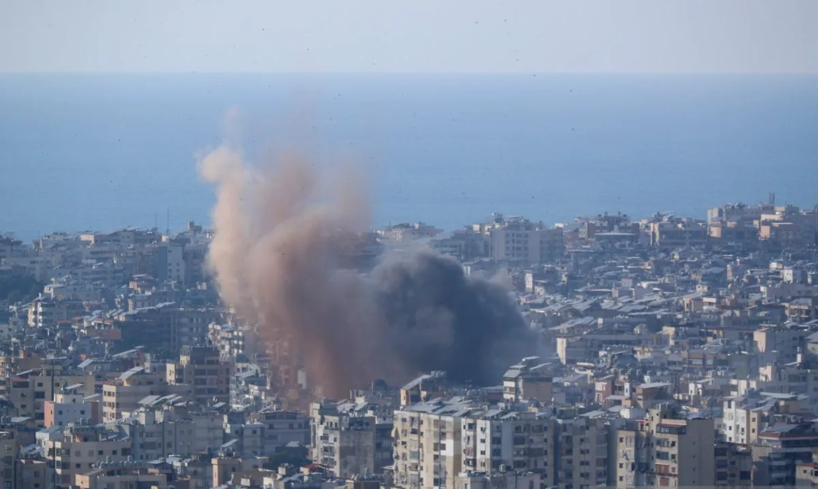 Asap membumbung pasca-serangan Israel di pinggiran kota Beirut, Lebanon pada Selasa (12/3)