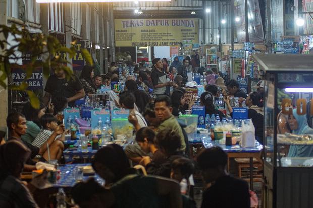 Pemudik berbuka puasa di Tol Pemalang Batang