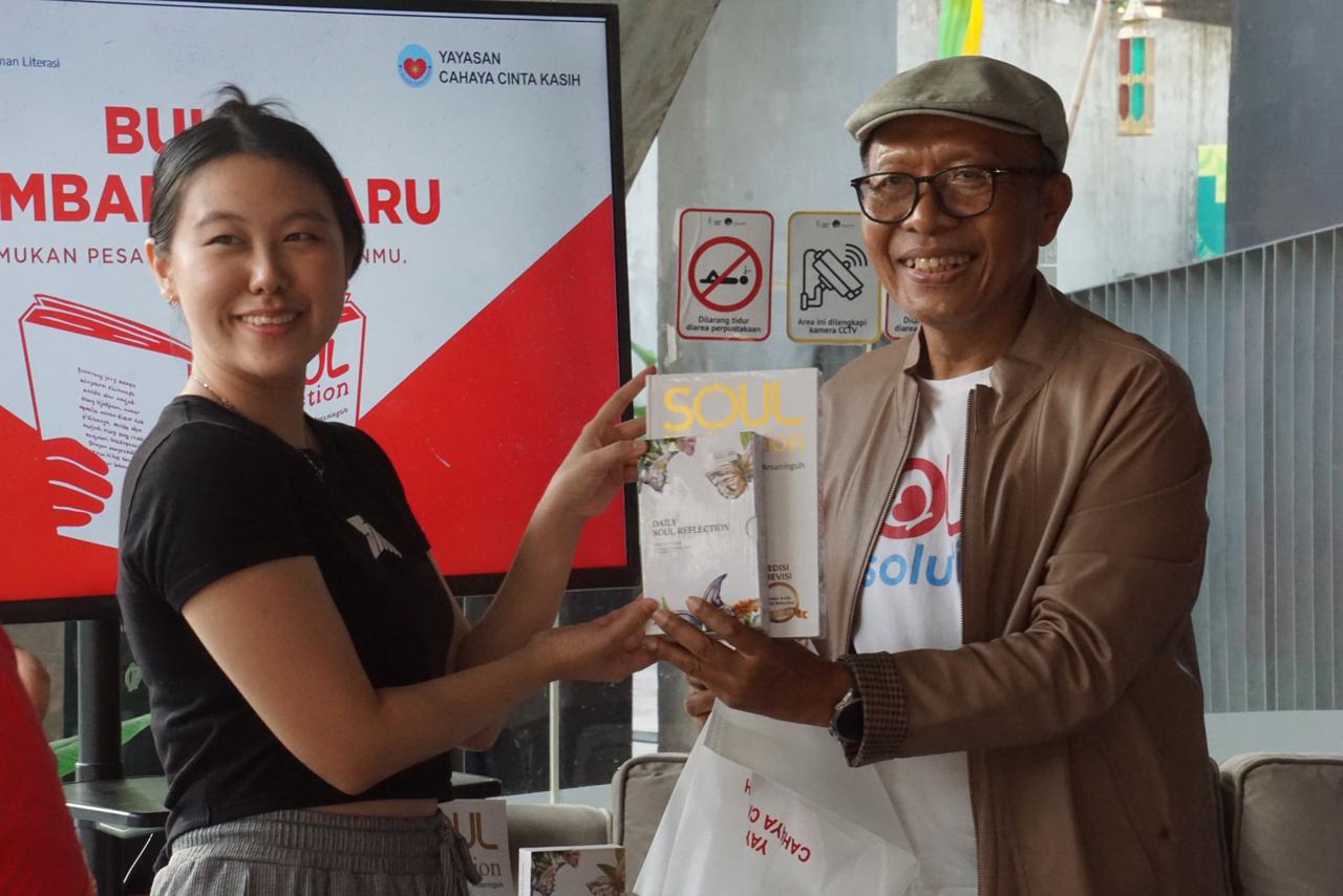 Peserta diskusi baca buku Soul Reflection di Taman Literasi Martha Christina Tiahahu, Blok M, Jakarta, Sabtu (14/3/2026).