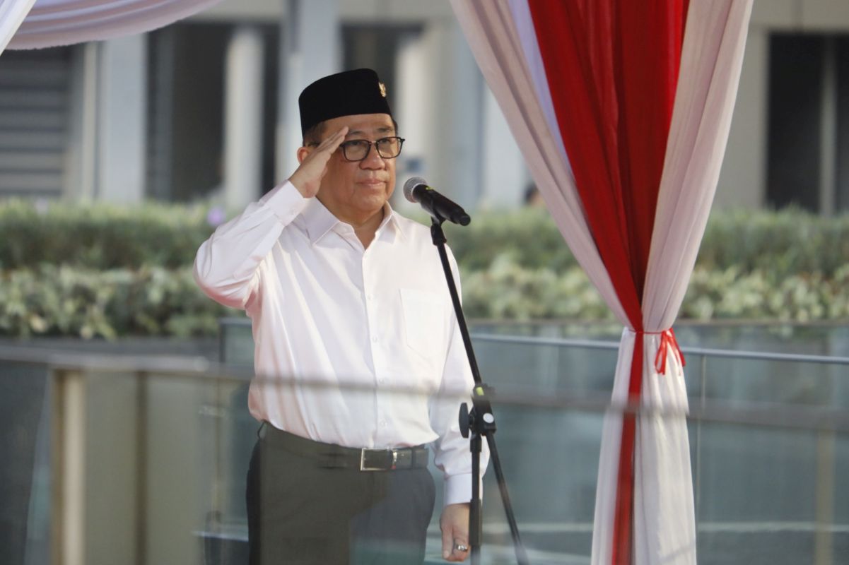 Presiden Direktur Astra Djony Bunarto Tjondro dalam upacara bendera peringatan 80 tahun kemerdekaan Republik Indonesia di Menara Astra, Jakarta.