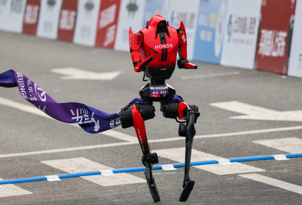 Robot buatan Honor ikut lomba lari Beijing E-Town half-marathon di Beijing pada 19 April 2026