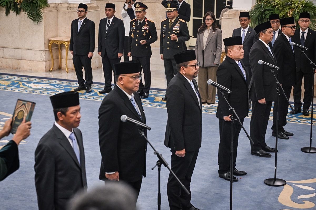 Menteri Lingkungan Hidup Jumhur Hidayat (kedua kiri), Wakil Menteri Koordinator Bidang Pangan Hanif Faisol (kiri), Kepala Badan Komunikasi Pemerintah 