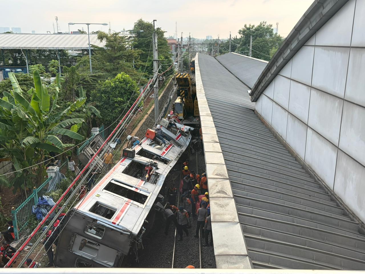 Proses evakuasi KRL di Stasiun Bekasi Timur