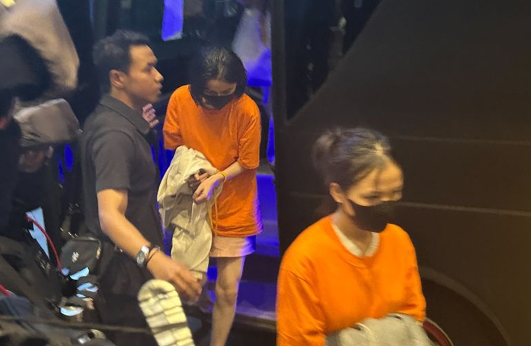 Dua warga negara asing terlibat kasus perjudian online jaringan internasional di Hayam Wuruk Plaza Tower turun dari bus menuju Gedung Kementerian Imig