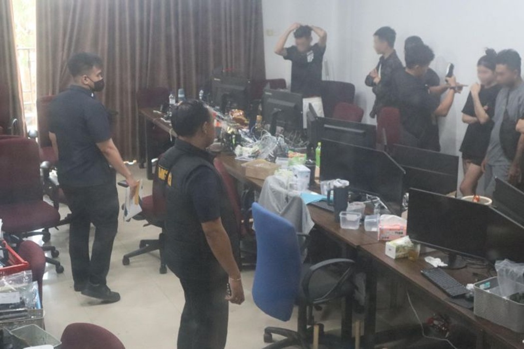 Personel Imigrasi dan Polri mengamankan 210 warga negara asing terindikasi menjalankan tindak pidana scamming trading di Kota Batam, Kepulauan Riau.