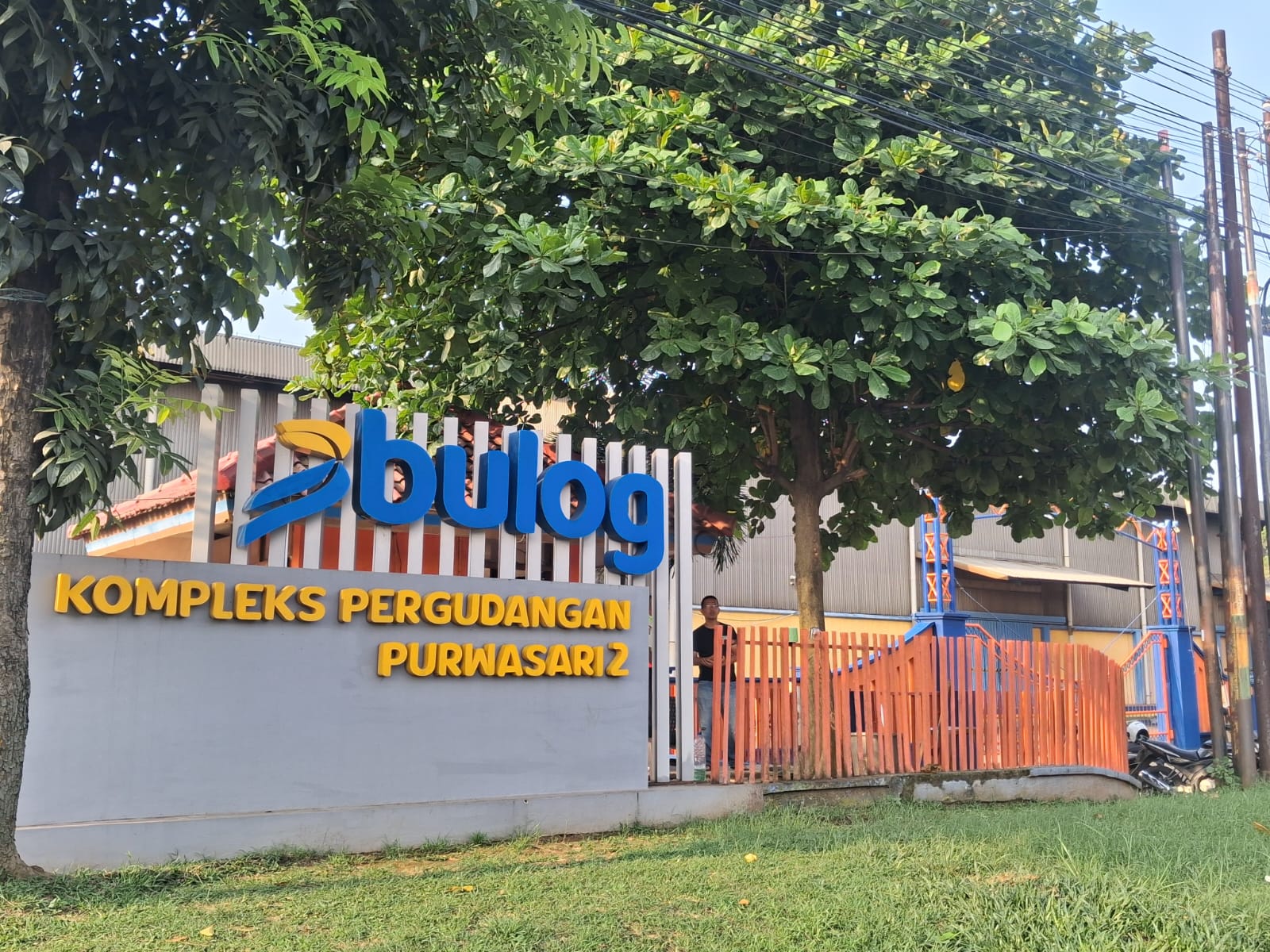 Suasana di komplek pergudangan Bulog Purwasari 2, Karawang, Jawa Barat, Jumat (15/5). 