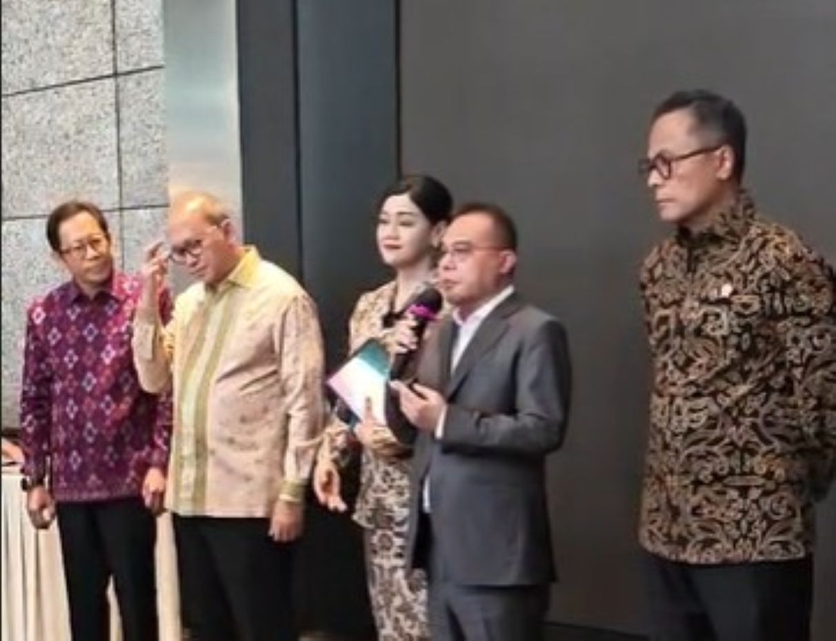 Wakil Ketua DPR Sufmi Dasco Ahmad saat konferensi pers di Gedung Bursa Efek Indonesia, Selasa (15/5)