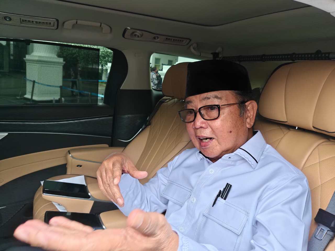 Mantan Gubernur Bank Indonesia Burhanuddin Abdullah di Istana Kepresidenan, Jakarta, Jumat (22/5).
